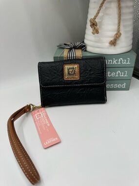 Stone Mountain Nancy SLG Wristlet Wallet - Black/Tan Bonded Leather